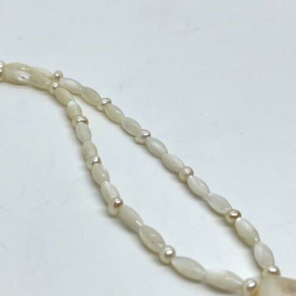 VINTAGE MOTHER OF PEARL MOP CARVED LEAF PENDANT NECKLACE PEARLS 925 STERLING - Picture 10 of 15